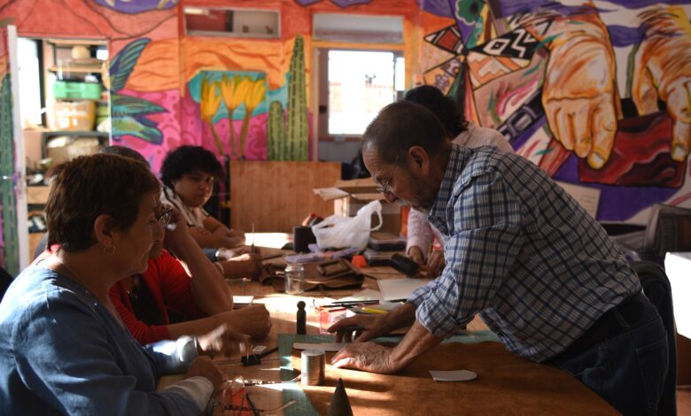 Taller de artesania en cuero dirigido por Juvenal Cortes.