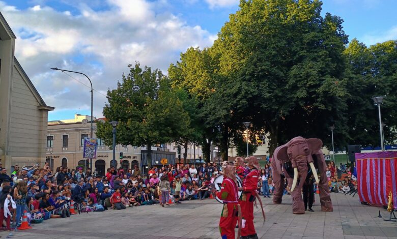 El gran estreno de La Murga Koli Koli de la Cía. De teatro de títeres y marionetas Abuela Poroto