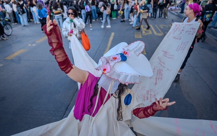 “Rapsodia de las flores”: Una obra teatral que transforma testimonios sobre el aborto en arte y reflexión
