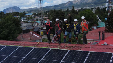 Planta Solar Asociativa Titán, Liceo San Felipe Benicio en Coyhaique Su modelo permite que las personas se beneficien de la energía solar al adquirir un porcentaje de propiedad de la planta, para así reducir hasta en un 100% el pago de sus boletas mensuales de electricidad.